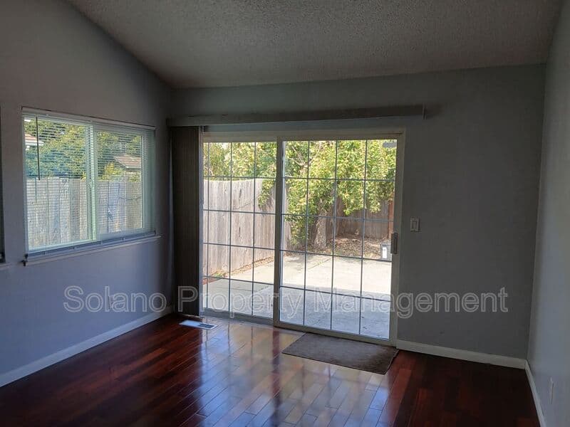 Vallejo House: 400 Mokelumne Drive