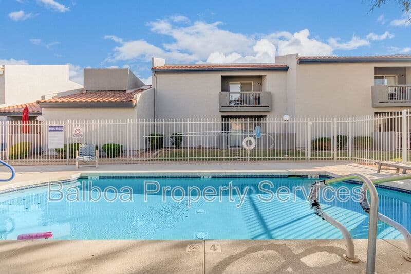Mesa Condo: 220 N 22nd Pl
