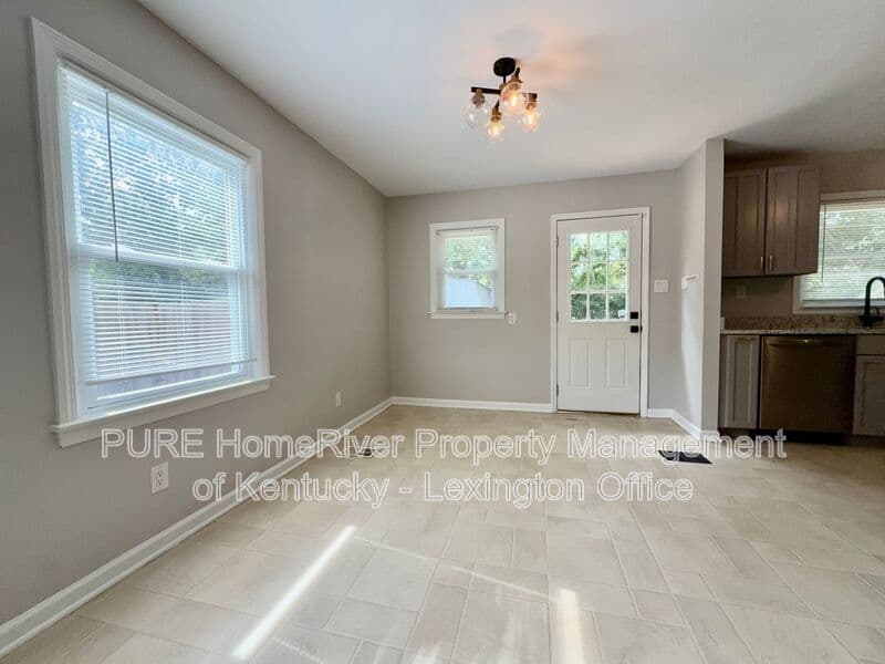 Lexington House: 839 Henry Clay Blvd