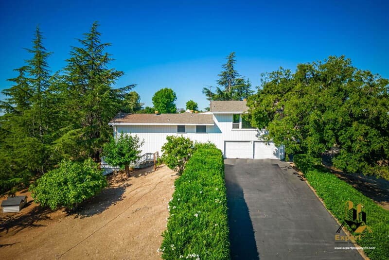 Newcastle House: 1811 Oak Terrace