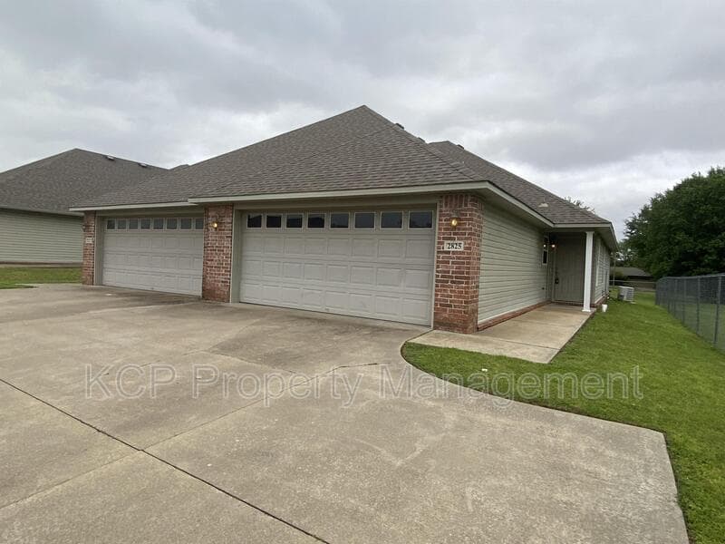 Fort Smith House: 2825 Fairway Hamlet Court