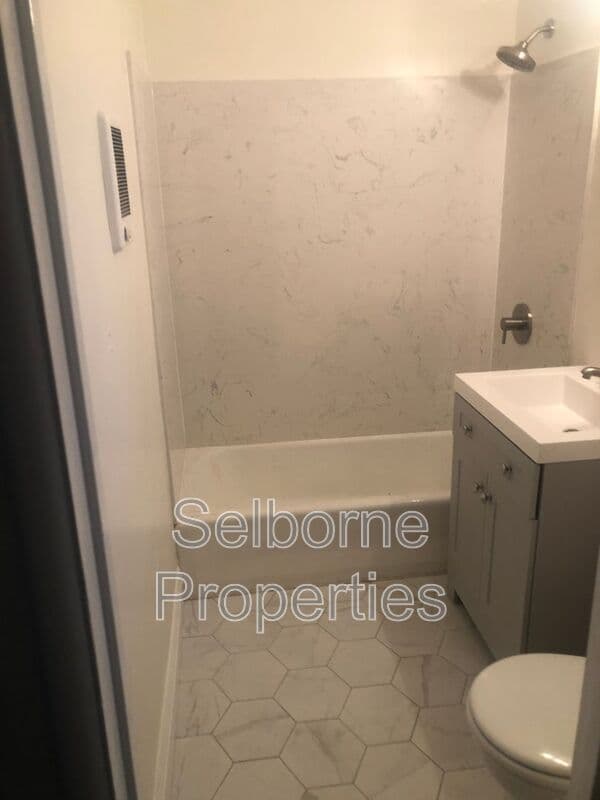 San Leandro House: 529 Callan Ave