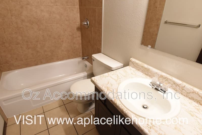 Lee's Summit House: 1214 SE 3rd Ter, Apt B