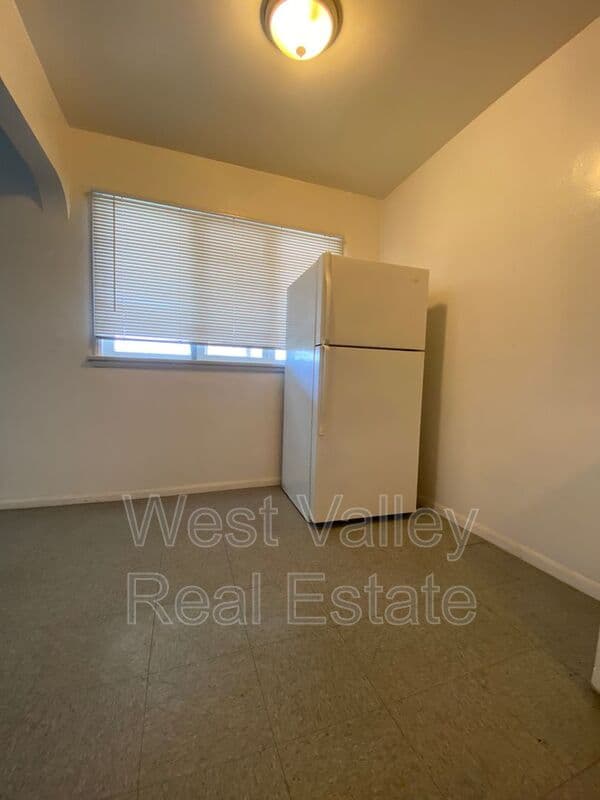 Taft Condo: 155 1/2 North