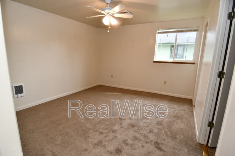 Roseburg House: 187 Georginna Dr