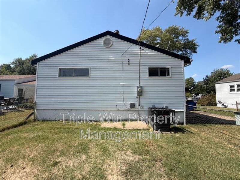 Florissant House: 1670 Florissant Park Dr.