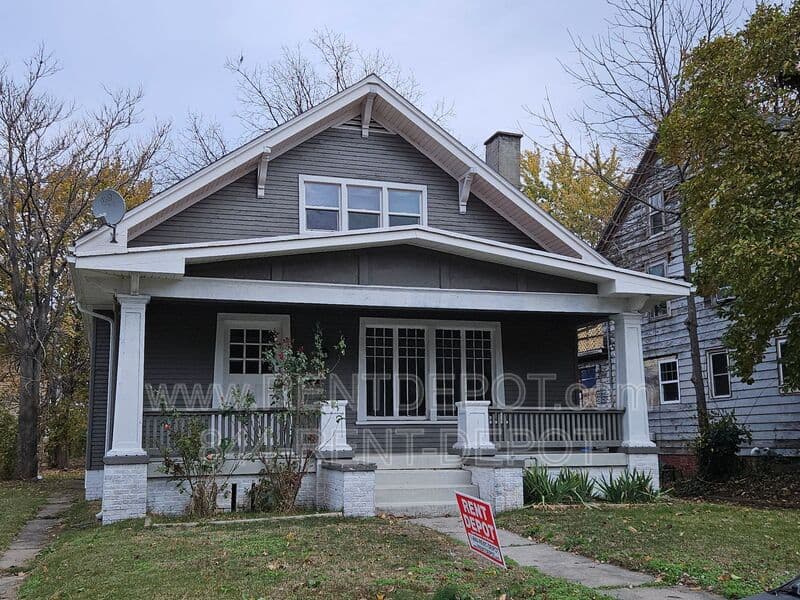 Evansville House: 804 Bayard Park Dr.