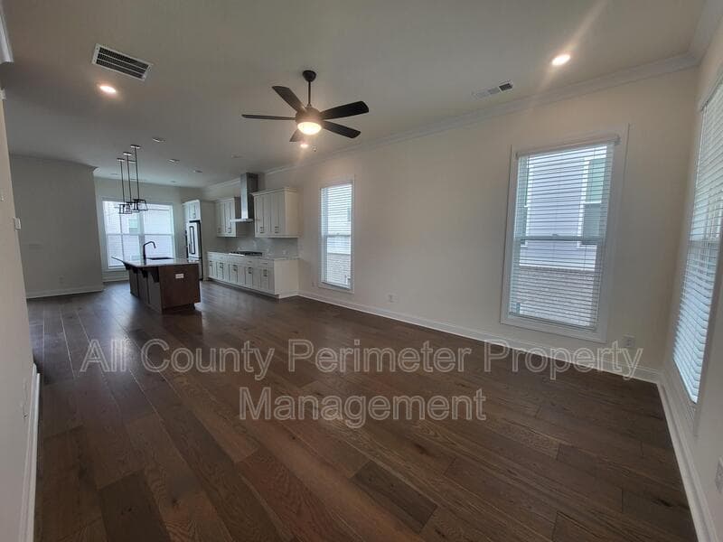 Cumming House: 137 Birch Tree Way