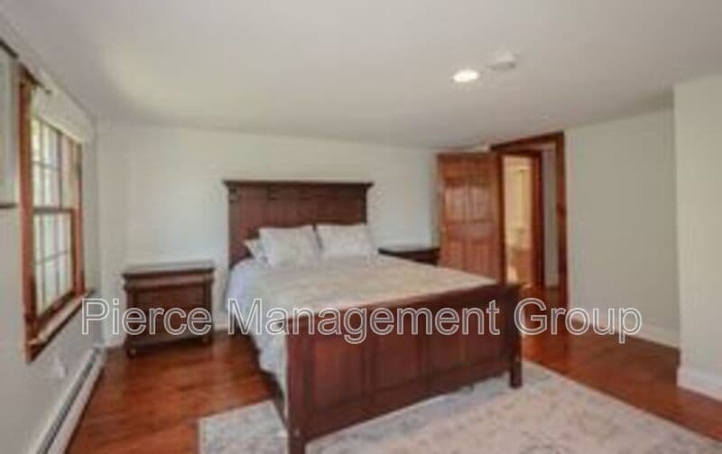 Henniker House: 32 Morse Circle