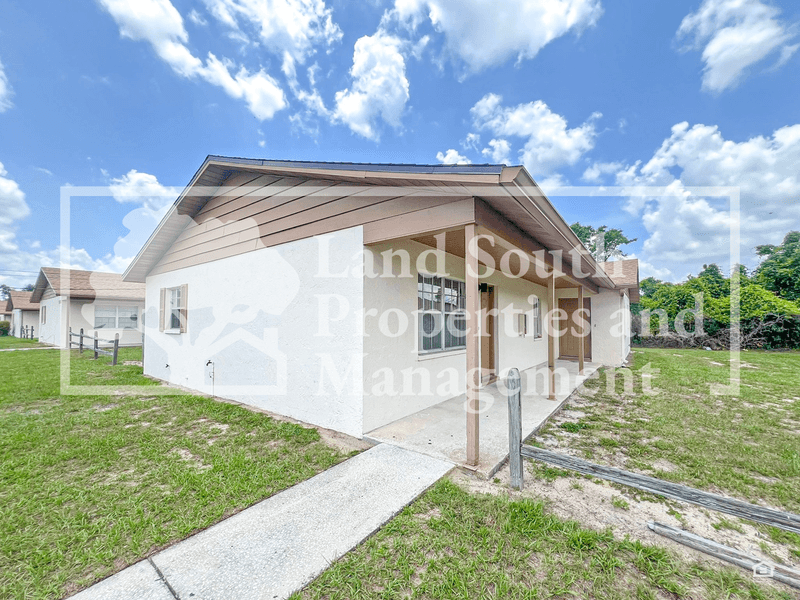 Lakeland House: 5825 Charlton Drive