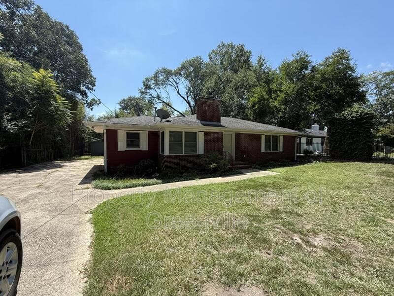 Taylors House: 205 W Lee Rd