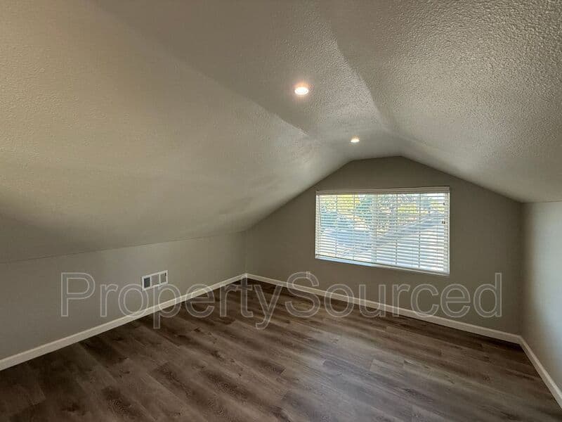 Manteca House: 807 W Yosemite