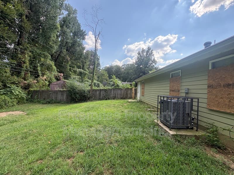 Memphis House: 3292 Denver St