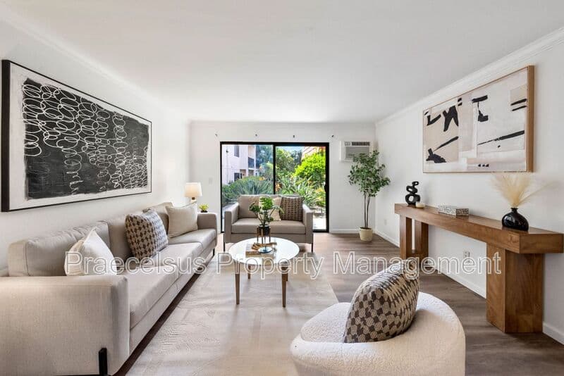 San Diego House: 6780 Friars Rd