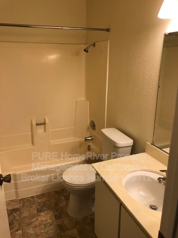 Sacramento House: 1510 Woodridge Oak Way