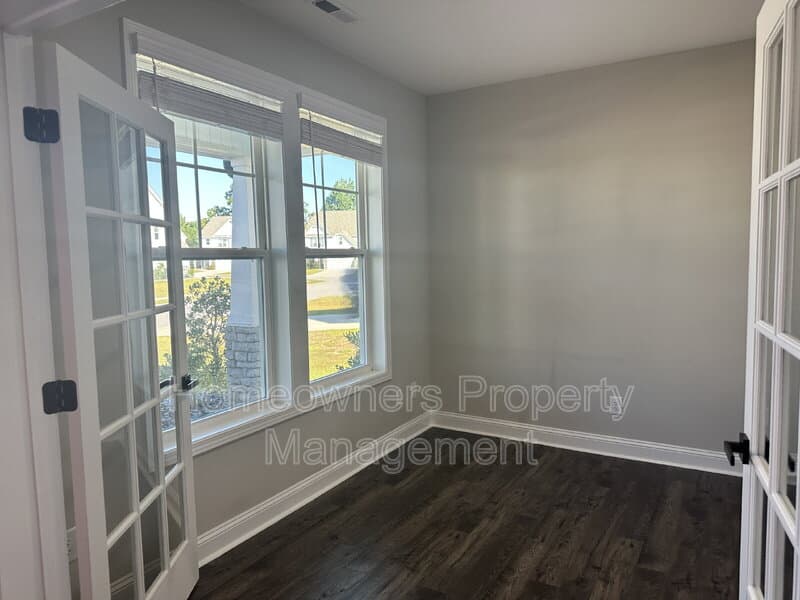 Raeford House: 143 Cromwell Court