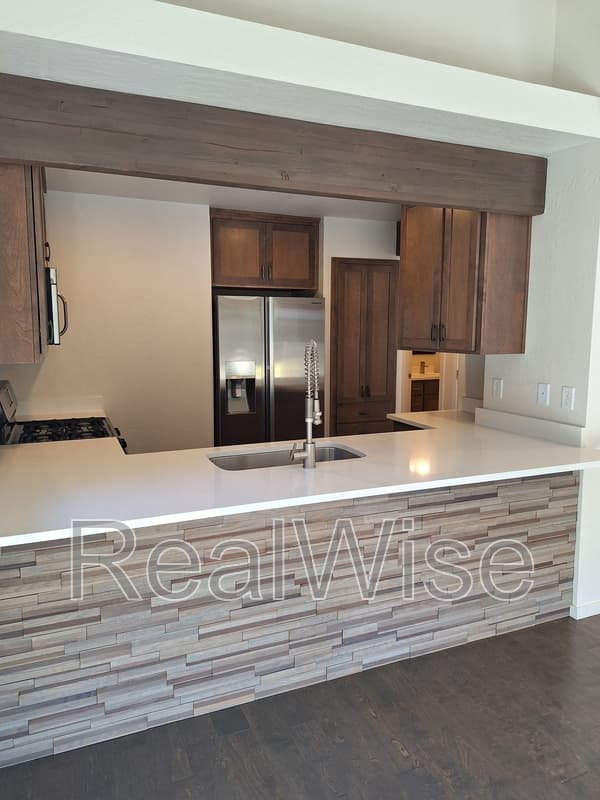 Ashland House: 49 N Mountain Ave