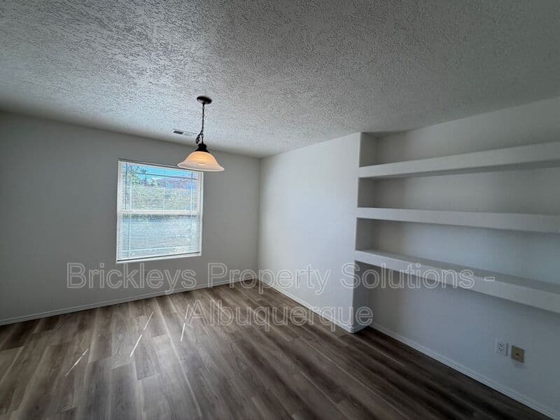 Albuquerque House: 5411 Monterey Cove Ave NW