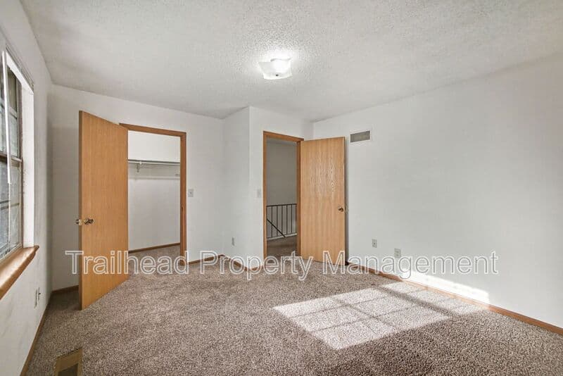 Blue Springs House: 410 NW Nottingham Lane