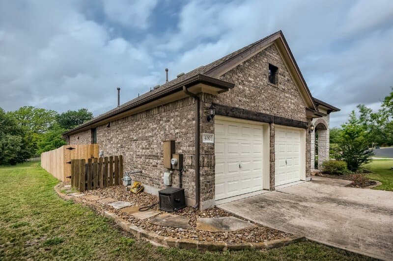 Round Rock House: 400 Entrada Way