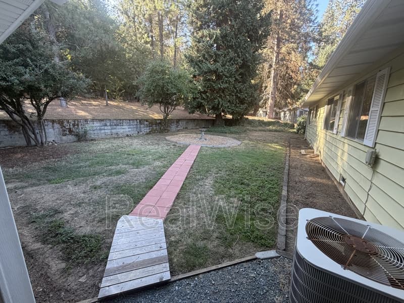 Grants Pass House: 7665 Rogue River Hwy