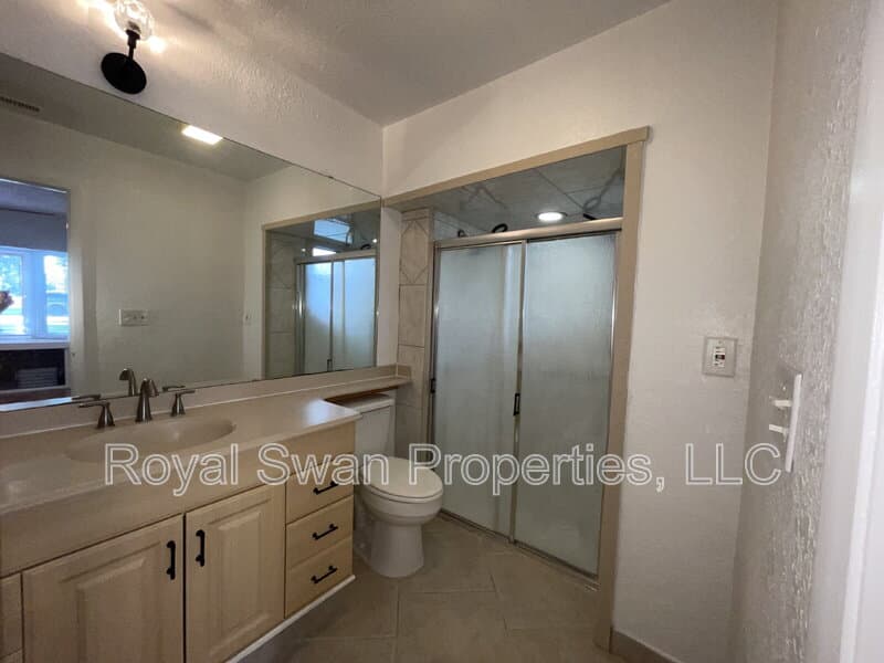 Auburndale House: 222 Lakeview Drive