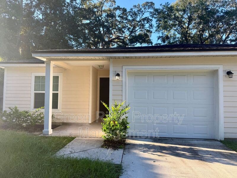 Orange Park House: 450 Clinton Drive