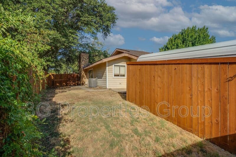 Lewisville House: 613 Hunters Glen St