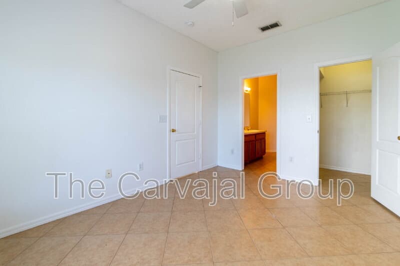 Orlando House: 4434 Waterside Pointe Cir