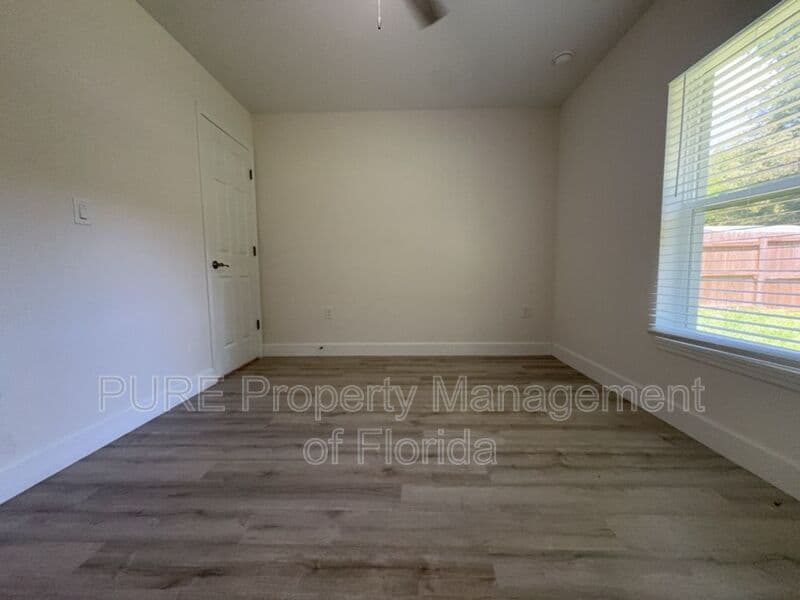 Ocala House: 11165 NW 7th Street