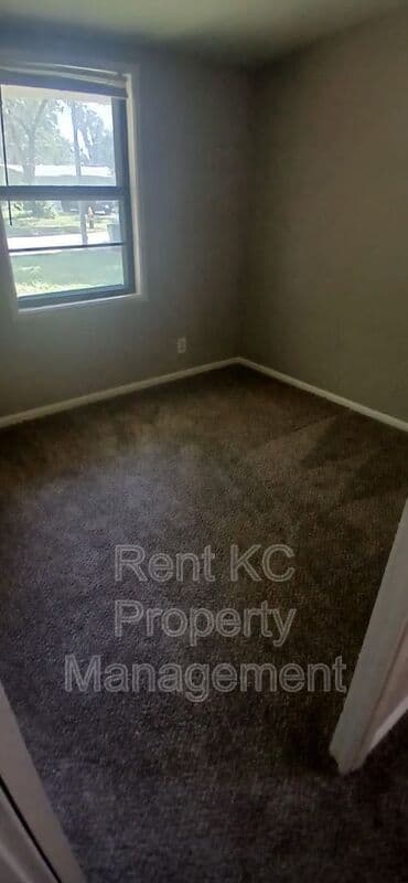 Independence House: 412 N Cochise Dr