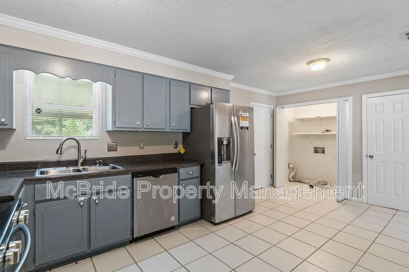 Augusta House: 4009 Royal Oaks Court