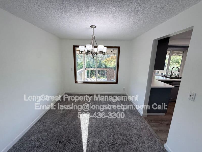 Salem House: 869 Meadowlawn Dr SE