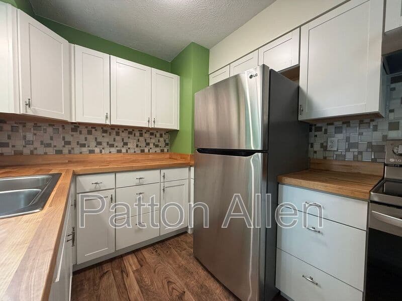 Fairview House: 14 Fox Run Pl