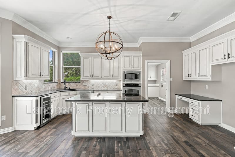 Arlington House: 2114 Bay Club Drive