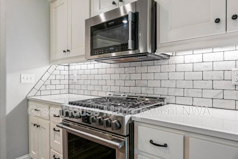 Bella Vista House: 28 Mills Dr
