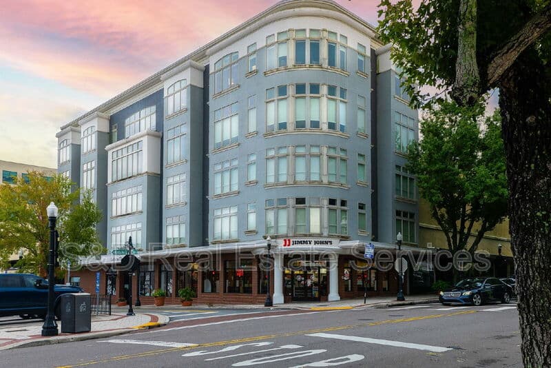 Lakeland House: 125 N Kentucky Ave