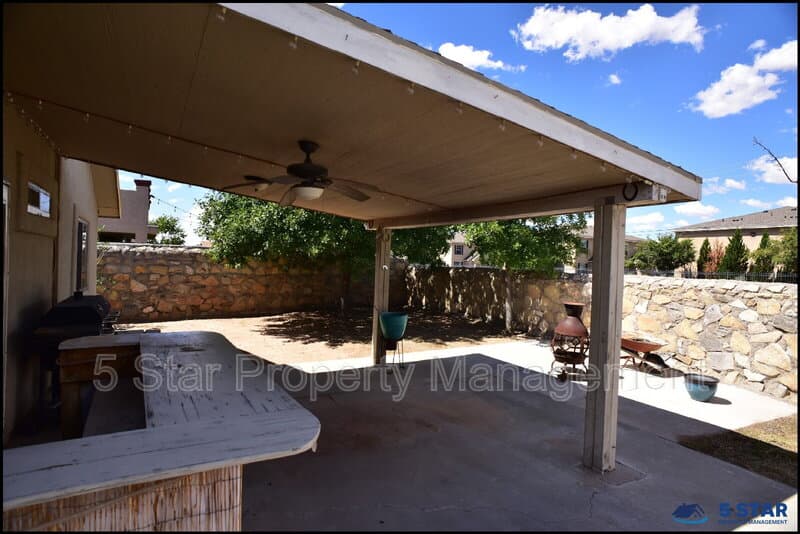 El Paso House: 14325 Island Point Drive
