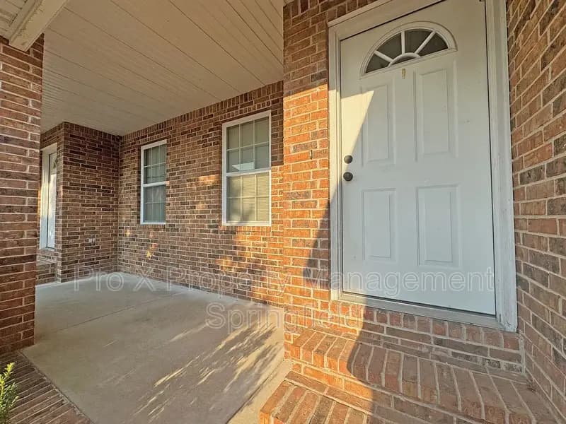 Ozark House: 717 E Watermill Cir