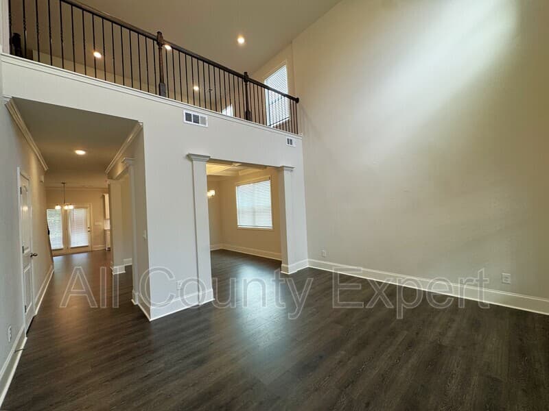 Cumming House: 5595 Loring St