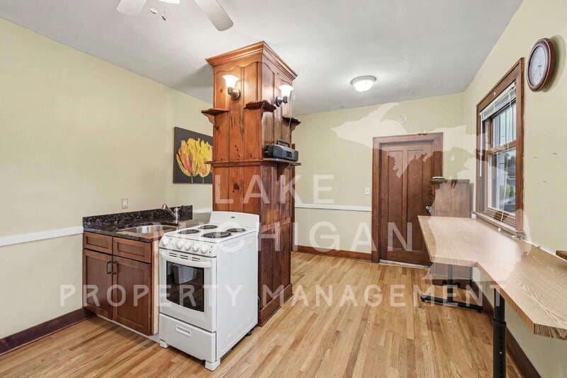 Grand Haven House: 212 N 3rd St