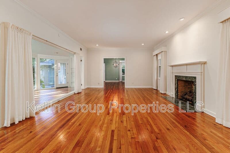 Lakeland House: 1203 Easton Dr