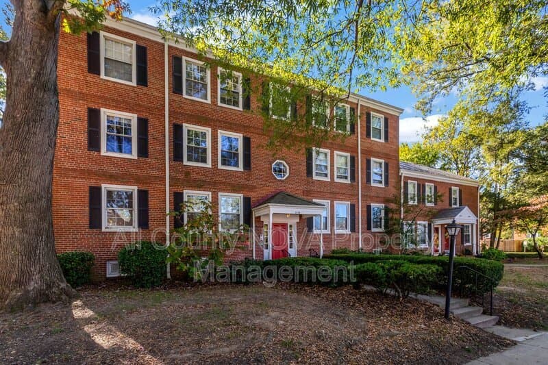 Arlington Condo: 2994 S Columbus St
