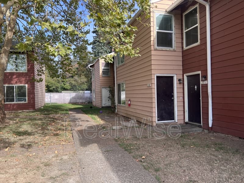 Portland Condo: 2413 SE 135th Ave