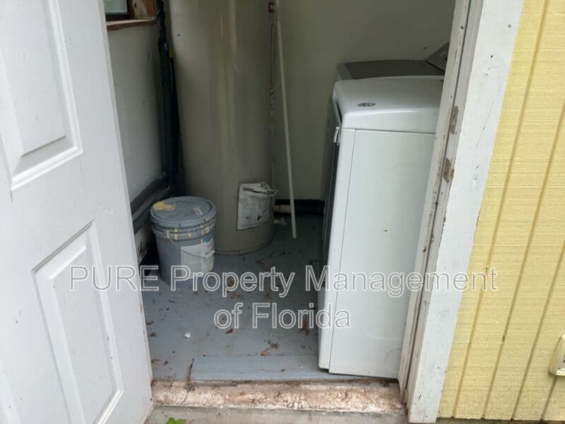 Ocala House: 595 NW 100th St