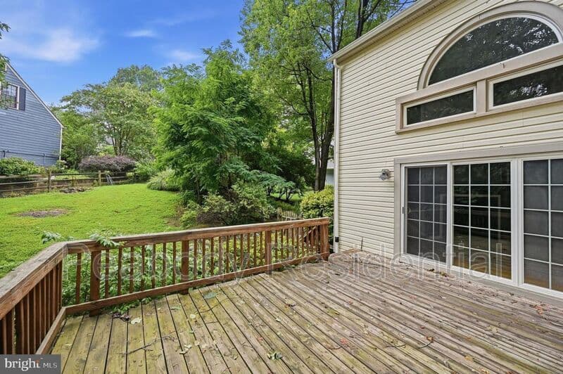Reston House: 1649 Bennington Hollow Ln