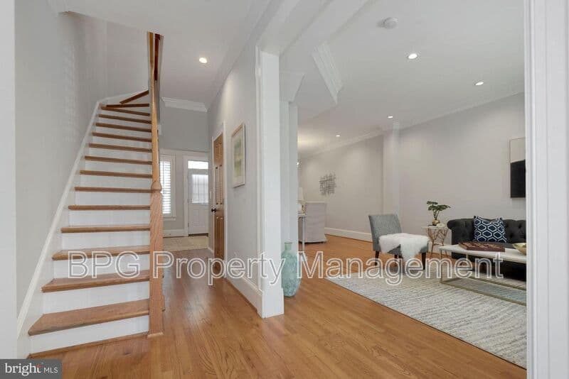 Washington House: 431 Manor PL NW