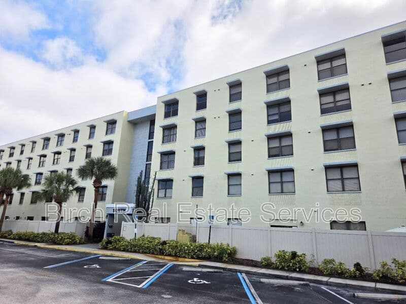 Clearwater House: 701 S. Madison Ave