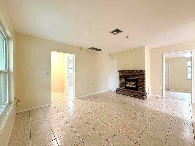 Fort Myers House: 2985 Saint Charles Street