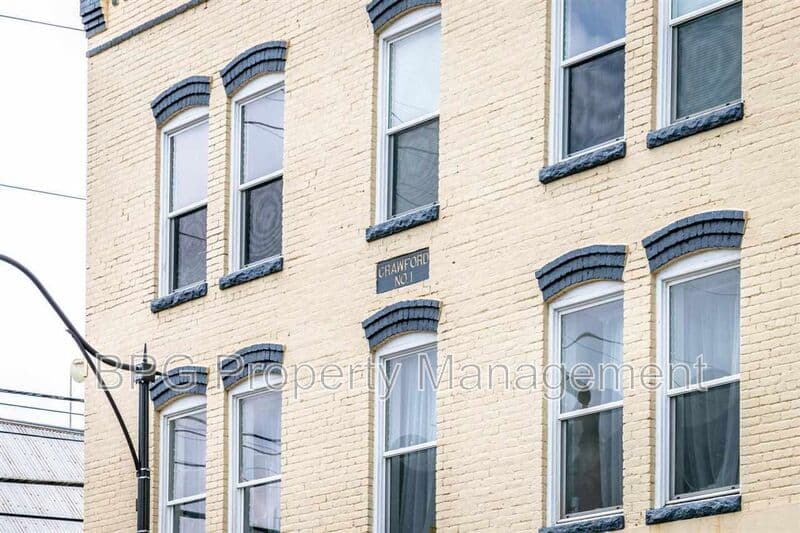 Harrisonburg House: 22 W Wolfe
